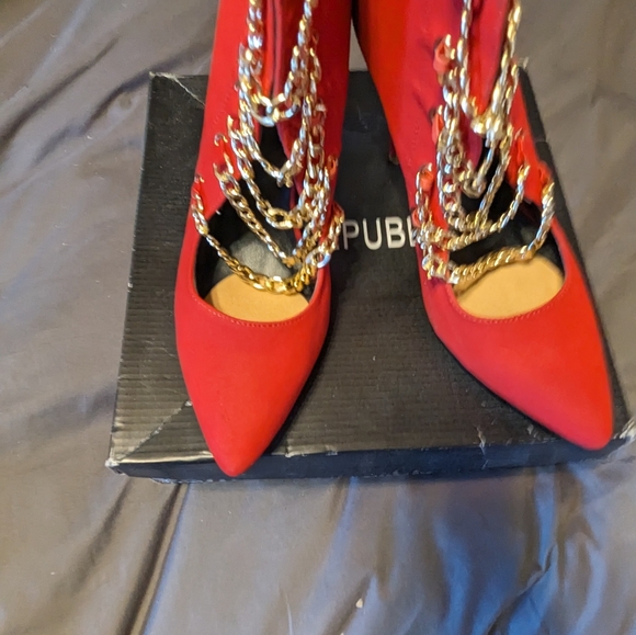 LADIES RED BOOTIES WITH GOLD CHAINS - Picture 3 of 8